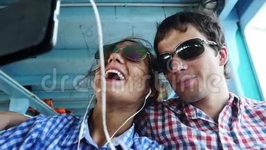 游轮夫妇在船上自拍自我肖像搞笑照片。 慢动作。 1920x1080